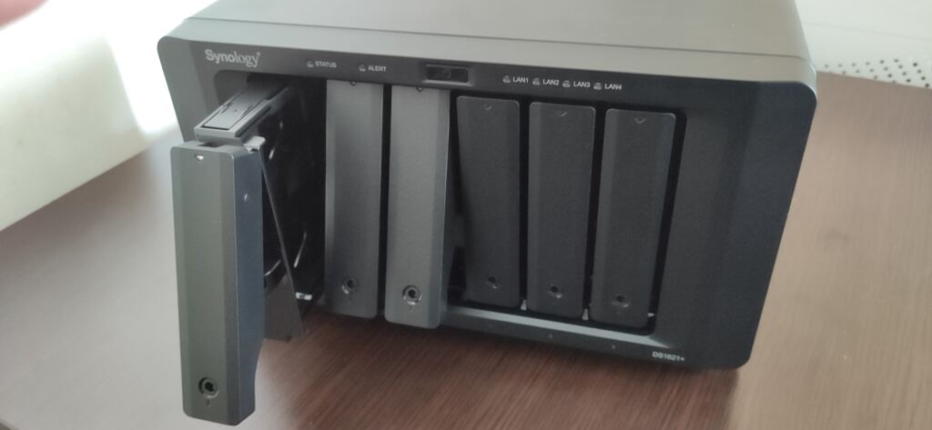 Synology DS1621+ front panel